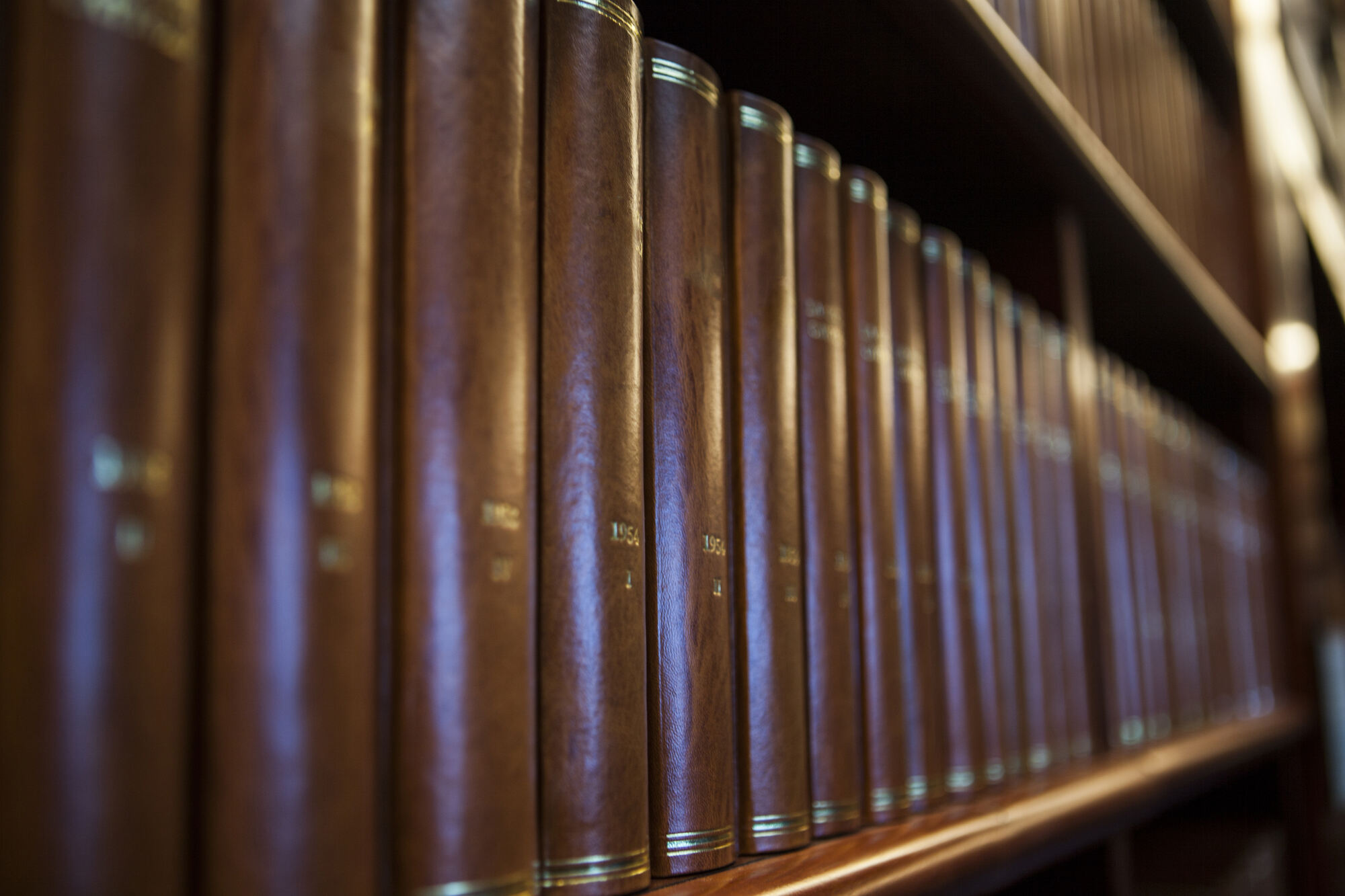 Libros de derecho de tapa marrón en una estantería